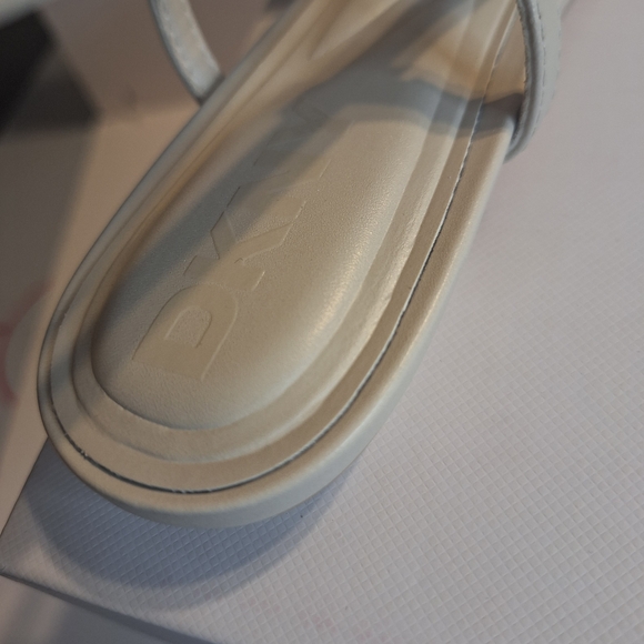 New DKNY Mikado Cream Pointed Toe Slingback Flats. Size 6 M - Picture 3 of 6